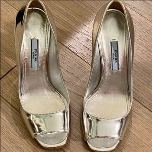 Authentic Prada pumps in very good condition size 35